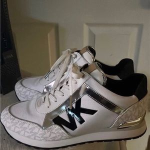 Maddy Two-Tone Logo Trainer fashion sneaker